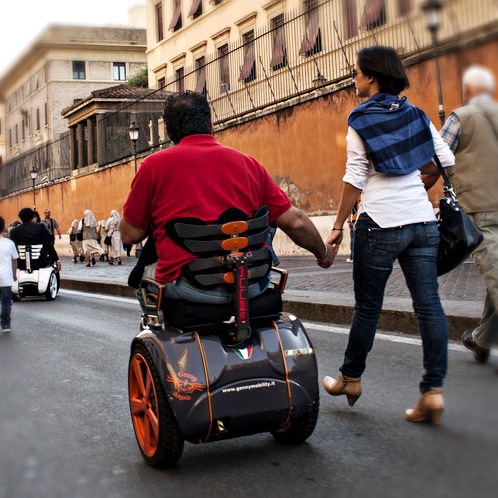 Pasea de la mano de tu pareja con la silla de ruedas eléctrica Genny