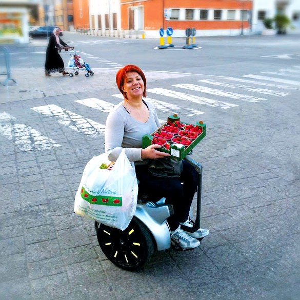 Con la silla de ruedas eléctrica Genny puedes desplazarte cómodamente llevando la compra en la mano o colgada del brazo