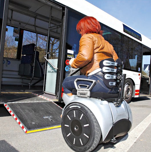 Con la silla de ruedas eléctrica Genny, sube rampas sin ayuda