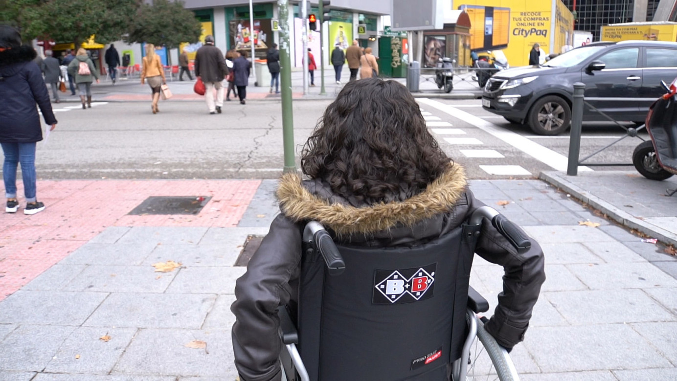 foto del reportaje aparecido en el periódico El Español, que denuncia las dificultades de circular con una silla de ruedas por lasciudad, en este caso Madrid. Más si la silla de ruedas no es eléctica.
