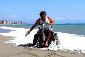 la silla de ruedas eléctrica Genny Mobility permite circular de forma segura y eficiente por cualquier superfície incluida la playa.