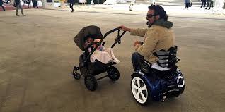 silla de ruedas eléctrica Genny Mobility, la silla de ruedas con el mejor diseño del mercado. Capaz de circular con toda seguridad por cualquier terreno y que se lleva con el peso del cuerpo, dejanod las manos libres.