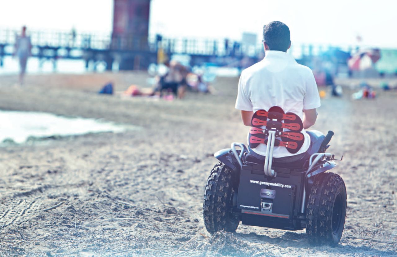 silla de ruedas eléctrica todo terrenos de Genny Mobility, la única silla que te permitirá desplazarte con tu silla de ruedas por cualquier supericie, da igual si es nieve, arena de la playa o caminos de campo. Mira.